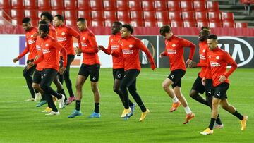 Entrenamiento del PSV este miércoles en Los Cármenes.