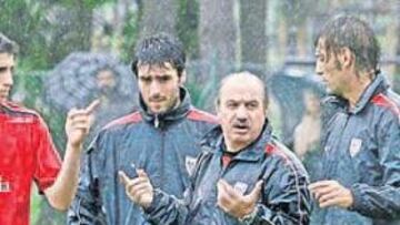 <b>CONCIENCIADOS. </b>Javi Martínez, Sarriegi y Urzaiz atienden a Mané durante un entrenamiento.