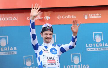 Jay Vine en el podio durante la octava etapa de la Vuelta España 2025.