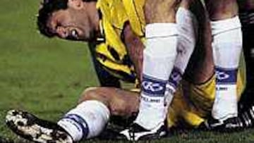 El 'Loco' muestra inequívocos síntomas de dolor: el muro le ha caído encima de su tobillo derecho.