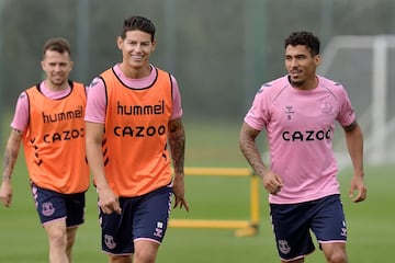 Yerry Mina y James Rodríguez, protagonistas de la práctica del Everton. Los dos colombianos se preparan para el debut en Premier ante el Tottenham