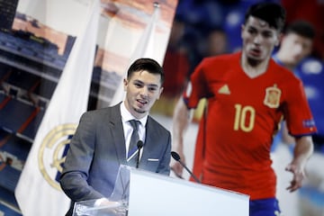 El jugador malagueño, Brahim Díaz, ha sido presentado como nuevo jugador del Real Madrid en el estadio Santiago Bernabéu.