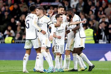 Los jugadores del Real Madrid celebrando el gol de Brahim.
