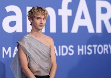 Troye Sivan durante la alfombra roja de la gala béfica amfAR celebrada en el Hotel du Cap-Eden-Roc.