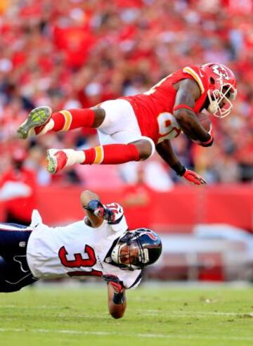 Dwayne Bowe de los Kansas City Chiefs ante Shiloh Keo de los Houston Texans.