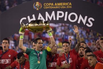 Fue el último jugador encargado en levantar las últimas dos Copa América. Una lesión en Manchester City lo marginó del proceso de Reinaldo Rueda en la Roja. Como no tuvo acción en Inglaterra, el colombiano desistió de contar con él. Además, su relación con otros integrantes de la Selección no es la mejor en este momento.