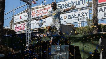 Landon Donovan, una leyenda del f&uacute;tbol de los Estados Unidos y del LA Galaxy vio como este domingo se devel&oacute; su estatua en el estadio previo al duelo ante LAFC.