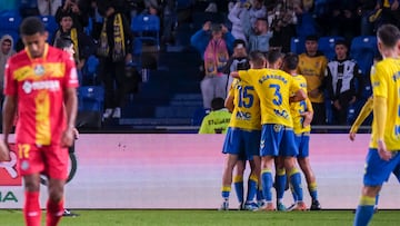 LAS PALMAS DE GRAN CANARIA, 01/12/2023.- Los jugadores de Las Palmas celebran el segundo gol ante el Getafe, durante el encuentro correspondiente a la decimoquinta jornada de LaLiga EA Sports disputado entre la UD Las Palmas y el Getafe en el estadio Gran Canaria. EFE/Angel Medina G
