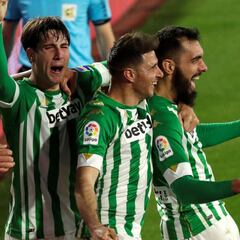 Borja Iglesias mantiene al alza
el sueño europeo del Betis