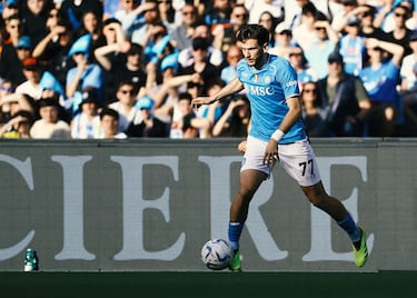 El futuro de Khvicha Kvaratskhelia en el conjunto italiano se discute estos días. La Gazzetta dello Sport señala que el jugador quiere pegar un salto en la escala salarial hasta llegar a los 5 millones por temporada, pero Aurelio De Laurentiis ofrece 4 millones. Según Le Parisien, el jugador nacido en Tiflis, capital de Georgia, es la prioridad del PSG para sustituir a Kylian Mbappé.
