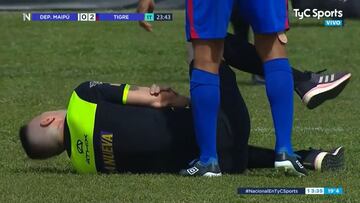 La escena inverosimil que se vivió en Argentina: el árbitro se lesiona y un entrenador pide su cambio