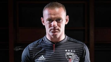 El futbolista inglés Wayne Rooney posando con la camiseta del D.C. United.