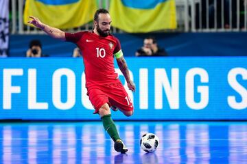 Llega a la cita con 36 a?os, tras una lesi¨®n que le tiene sin competir desde marzo, pero con el ¨²nico objetivo de realizar un buen papel en el Mundial. Portugal es la vigente campeona de Europa gracias, en parte, al Mago. En Par¨ªs tuvo un a?o complicado, aunque su equipo, el ACCS, se hizo con el t¨ªtulo de Liga... y luego fue descendido a Segunda por problemas econ¨®micos. Ricardinho a¨²n pertenece al club franc¨¦s, pero se antoja raro verle jugar en una categor¨ªa tan baja. Esto es porque, como dej¨® claro durante el verano, solo se ha centrado estos meses en la cita de Lituania, sin pensar en su futuro. Su recuperaci¨®n va por buen camino y el ganador de cinco Balones de oro todav¨ªa tiene cosas que decir sobre la pista.