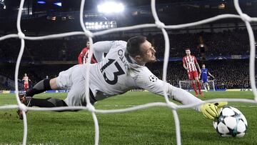 Oblak se estira para detener un disparo de Zappacosta durante el Chelsea-Atlético.