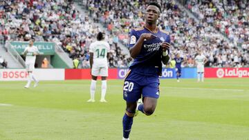 ELCHE, ESPAÑA - 30 DE OCTUBRE: Vinicius Junior del Real Madrid celebra 0-1 durante el partido de La Liga Santander entre Elche v Real Madrid en el Estadio Manuel Martínez Valero el 30 de octubre de 2021 en Elche.