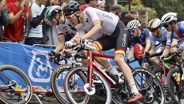 El ciclista espa&ntilde;ol Iv&aacute;n Romeo compite durante la prueba de fondo junior de los Mundiales de Ciclismo en Ruta de Flandes 2021.