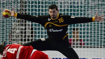 Spain&#039;s goalkeeper Arpad Sterbik (L) tries to stop a shot of Hungary&#039;s pivot Szabolcs Szollosi during the 23rd Men&#039;s Handball World Championships preliminary round Group D match Hungary vs Spain at the Caja Magica in Madrid on January 17, 2013.   AFP PHOTO/ JAVIER SORIANO
 SELECCION ESPA&Atilde;OLA ESPA&Atilde;A - HUNGRIA
 PUBLICADA 18/01/13 NA MA27 1COL