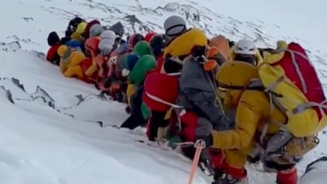 Cola de alpinistas en el Everest en 2025.