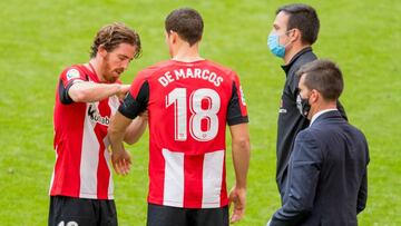 Muniain coloca el brazalete de capitán a De Marcos.