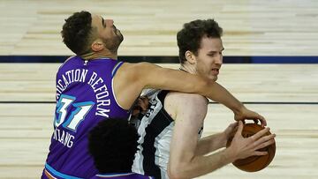 Utah Jazz&#039; Georges Niang (31) fouls San Antonio Spurs&#039; Jakob Poeltl during the first half of an NBA basketball game Friday, Aug. 7, 2020, in Lake Buena Vista, Fla. (Kevin C. Cox/Pool Photo via AP)