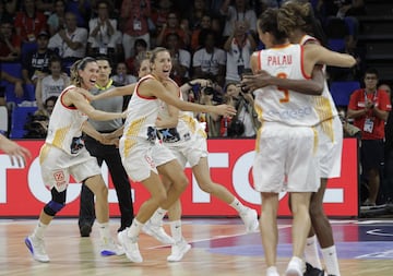 Las jugadoras españolas celebran su medalla de bronce tras ganar a Bélgica  67-60.