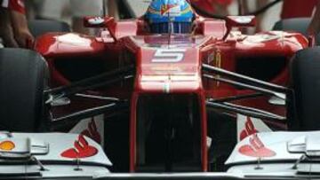 Fernando Alonso, durante una parada en boxes en el Gran Premio de la India.