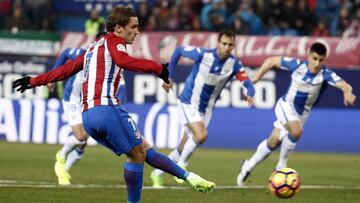 Antoine Griezmann lanza el penalti que fall&oacute; ante el Legan&eacute;s