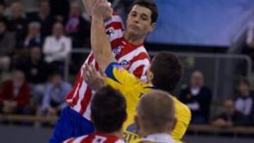 <b>VICTORIA. </b>Alberto Entrerríos intenta el lanzamiento.