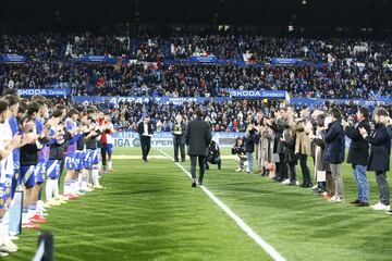 La actual plantilla, ex jugadores, familiares y amigo le hacen un pasillo a Cristian ?lvarez tras el partido.