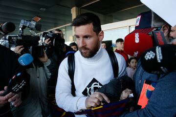 El jugador argentino y el uruguayo llegaron con sus respectivas familias al Aeropuerto de Barcelona tras disfrutar de las vacaciones de Navidad.