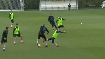 Y entre toda la tormenta va Benzema y hace esta animalada