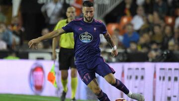 David Junc&agrave; se dispone a golpear el bal&oacute;n con su pie izquierdo durante el partido entre el Valencia y el Celta.