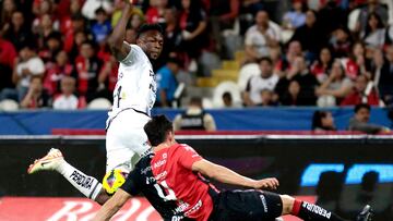 Necaxa's Colombian forward #27 Diber Cambindo and Atlas' defender #04 Adrian Mora fight for the ball during the Liga MX Clausura football match between Atlas and Necaxa at Jalisco Stadium in Guadalajara, Mexico on February 18, 2025. (Photo by Ulises Ruiz / AFP)