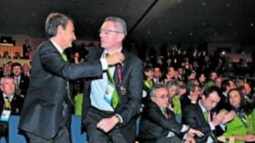 <b>ABRAZO SOLIDARIO. </b>Zapatero y Ruiz-Gallardón se disponen a abrazarse tras conocer la decisión del Comité Olímpico Internacional.