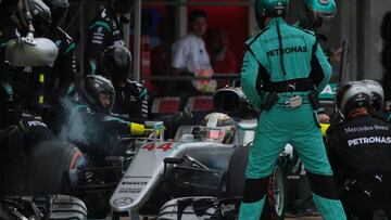 Mercedes cambia los guantes de los pilotos por el embrague