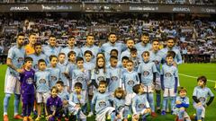 El once titular del Celta posa con ni&ntilde;os vestidos con la camiseta del equipo antes del inicio del partido contra el Sevilla.