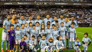 El once titular del Celta posa con niños vestidos con la camiseta del equipo antes del inicio del partido contra el Sevilla.