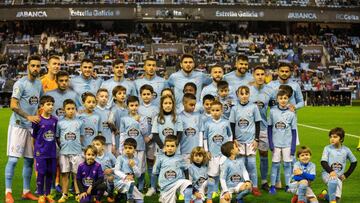 El once titular del Celta posa con ni&ntilde;os vestidos con la camiseta del equipo antes del inicio del partido contra el Sevilla.