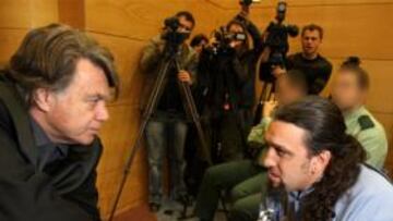 Santos Mirasierra dialoga con su abogado