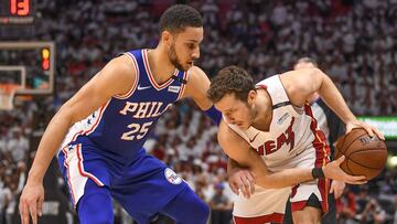 Ben Simmons ante Goran Dragic durante el cuarto partido entre los Miami Heat y los Philadelphia 76ers.