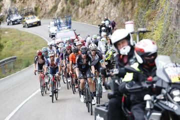  El pelotón durante la etapa 18 de La Vuelta entre Salas y Altu d'El Gamoniteiru.