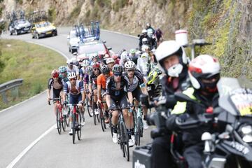 El pelot車n durante la etapa 18 de La Vuelta entre Salas y Altu d'El Gamoniteiru.