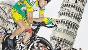 <b>CUMPLIÓ. </b>Quique Gutiérrez pasa al lado de la Torre de Pisa.