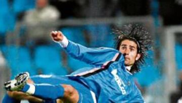 <b>CON RED EN LA UEFA. </b>El Getafe sigue adelante en la UEFA y ya está en dieciseisavos. En la imagen, un espectacular remate de De la Red.