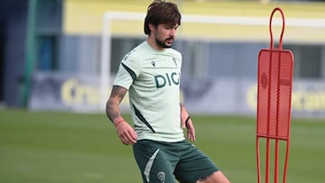 El joven central serbio regresó a los entrenamientos con el grupo tras lesionarse de su rodilla el pasado 30 de noviembre de 2025. Foto: Cádiz CF.