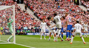 Le Normand marca de cabeza el 1-0 para el Atlético de Madrid. 