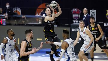 Marcelinho Huertas lanza durante el Lenovo Tenerife-Hereda San Pablo Burgos.