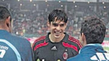 Kaká habla con jugadores del Real Madrid.