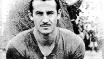 El atacante mexicano fue parte del Racing de Santander en la 1934-35, cuando el fútbol mexicano aún era amateur. Ya cuando se instauró el profesionalismo, fue dos veces Campeón de liga con Veracruz, en la temporada 1945-46 y 1949-50. También logró la Copa México de 1947-48 con los escualos.