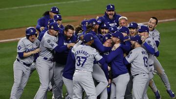 New York (United States), 31/10/2024.- Los Angeles Dodgers pitcher Walker Buehler (C) is mobbed by his teammates to celebrate after the final out against the New York Yankees in game five to win the Major League Baseball (MLB) World Series at Yankees Stadium in the Bronx borough of New York, New York, USA, 30 October 2024. (Nueva York) EFE/EPA/CJ GUNTHER